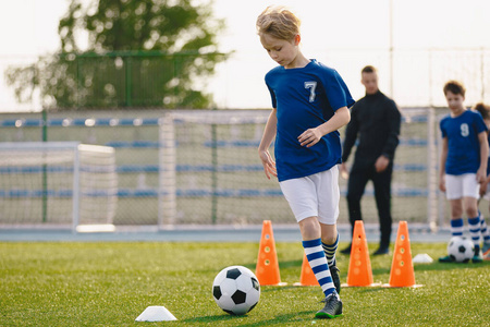 体育场 运动员 俱乐部 教育 训练 男孩 足球 学校 游戏
