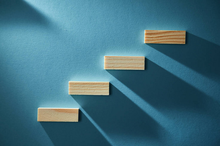 木楼梯象征着成长.块的递增顺序照片