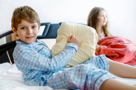 两个快乐的孩子穿着睡衣庆祝睡衣派对.