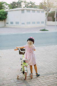 自行车 骑自行车 周期 夏天 微笑 外部 小孩 头盔 运动