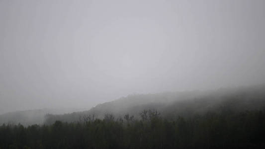 美丽的山峦笼罩在晨雾中，春天