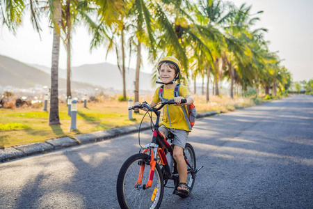 安全帽小孩图片