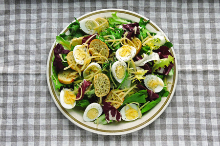 饮食 鹌鹑 午餐 橄榄 西红柿 面包 帕尔马干酪 鸡蛋 蔬菜