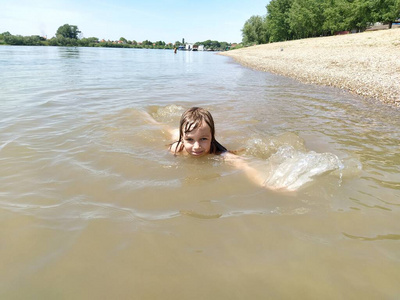 童年 夏天 活动 家庭 游泳 女孩 海滩 水塘 儿童 美丽的