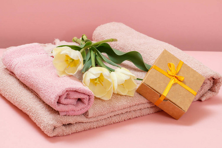 假日 购物 礼物 情人 人类 毛巾 包裹 郁金香 庆祝 惊喜