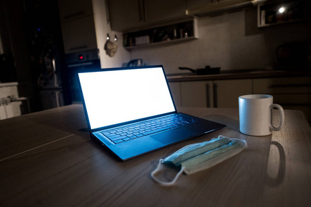 公寓里的工作氛围.深夜里的笔记本电脑.在内政部加班.