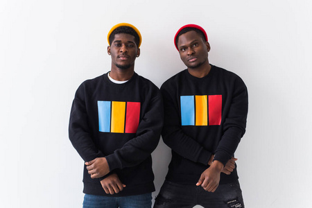 街头时尚和友谊概念两个快乐的非洲裔美国年轻男子穿着黑色时尚运动衫。