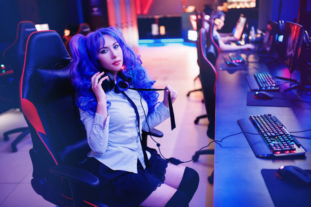 怪怪动漫网女玩家女孩玩电脑游戏.日本动漫娱乐直播照片