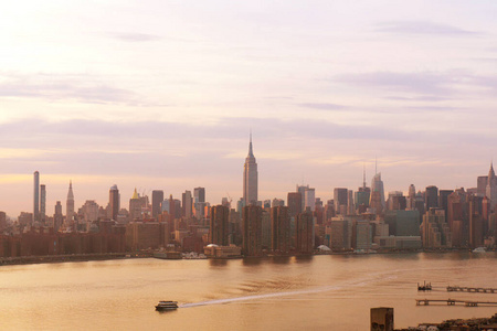 黄昏时纽约市天际线的景色