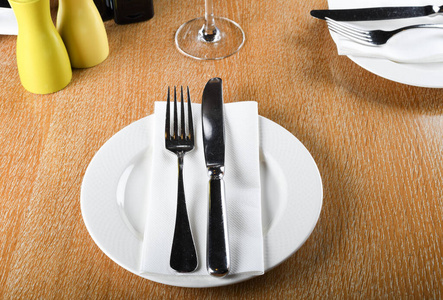餐巾 餐具 厨房用具 菜单 意大利语 空的 服务 餐厅 盘子