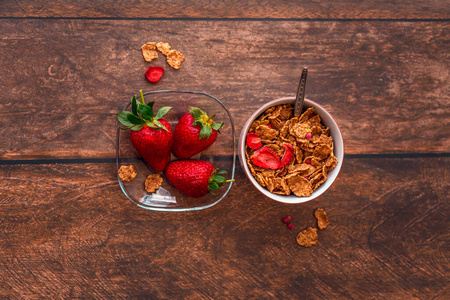 粮食 谷类食品 美味的 草莓 勺子 水果 鳞片 甜的 格兰诺拉麦片