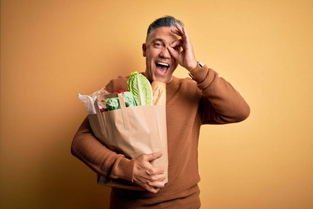 杂货店 男人 面对 手指 生菜 食物 杂货 成人 眼睛 纸张