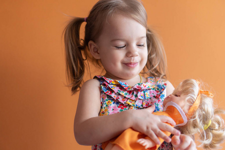 玩洋娃娃的孩子照片