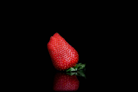 巨大的新鲜草莓在黑色的背景和复制空间