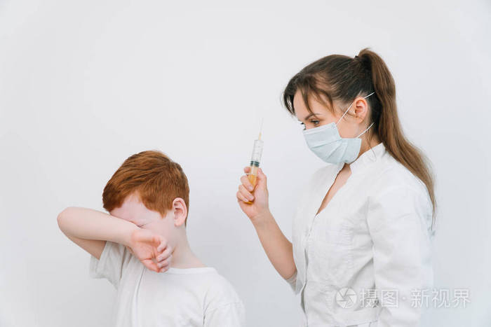 小男孩害怕拿着注射器的医生宝宝哭怕打针