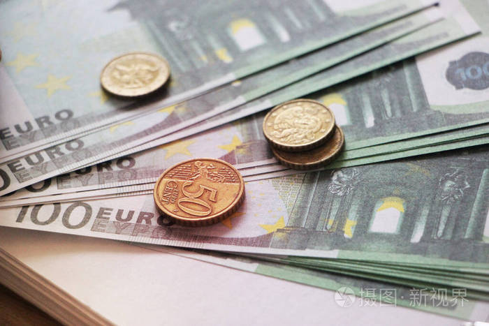 一堆100欧元的纸币和硬币选择性聚焦货币货币金融概念
