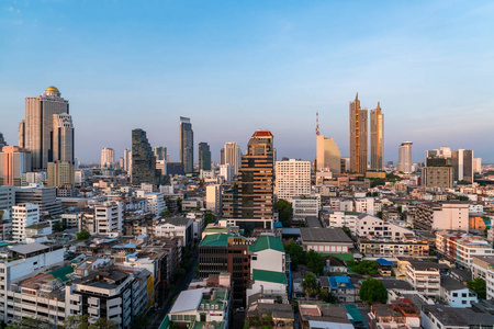 日落时从屋顶俯瞰风景如画的曼谷空中城市景色。泰国最大城市的全景日出天际线。大都市的概念。