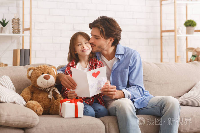 爸爸在父亲节亲吻他的小女儿