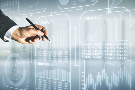 笔男性手与笔的双重曝光与抽象虚拟统计数据全息图在模糊的办公室背景