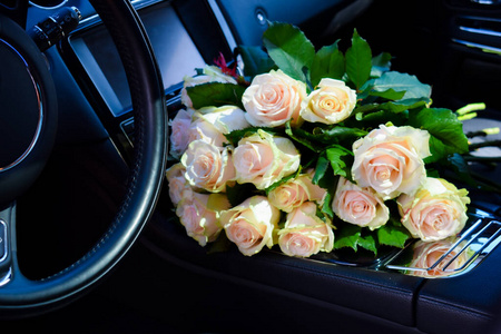 汽车座椅上有一束精致的玫瑰花.送花服务.照片