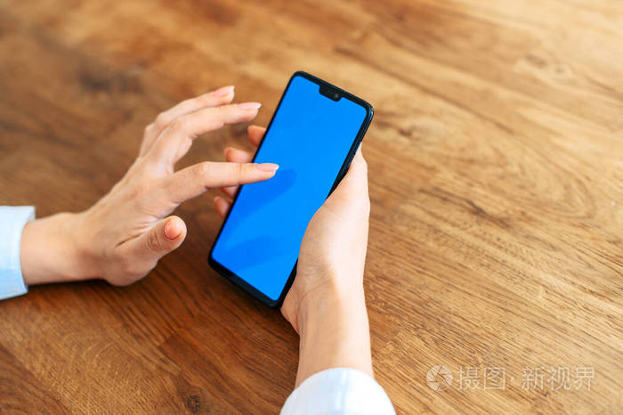 女性手指正在触摸智能手机屏幕
