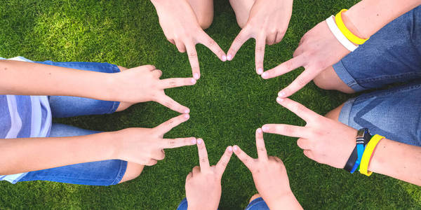 团队排名人们用手指形成星形.孩子们双手合十.团队合作.统一概念.照片