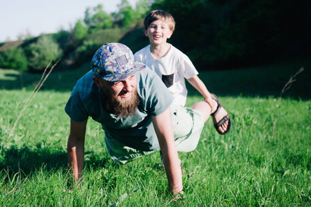 爸爸和儿子在草地上玩耍