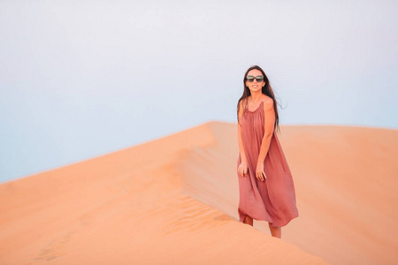阿拉伯联合酋长国沙漠中的沙丘女孩