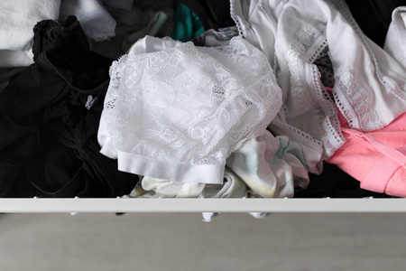 抽屉里的衣服图片