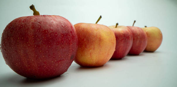 白色表面上有新鲜的红苹果。宏镜头。