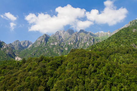 高山全景，晴天