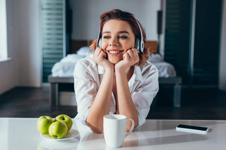 白种人 饮料 苹果 女人 美丽的 复制空间 厨房 水果 杯子