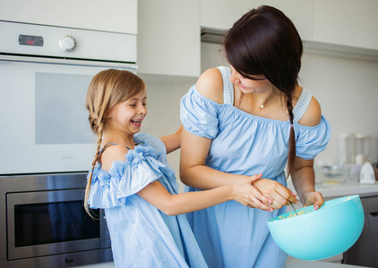 烹调 家庭 美丽的 蹒跚学步的孩子 可爱的 拥抱 有趣的