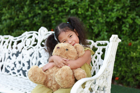 玩具 拥抱 女孩 美丽的 可爱的 微笑 白种人 花园 童年
