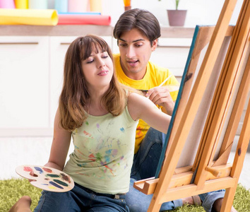 年轻夫妇喜欢在家里画画