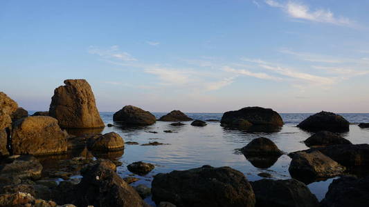 岩石海岸。美丽的海景。自然构成。