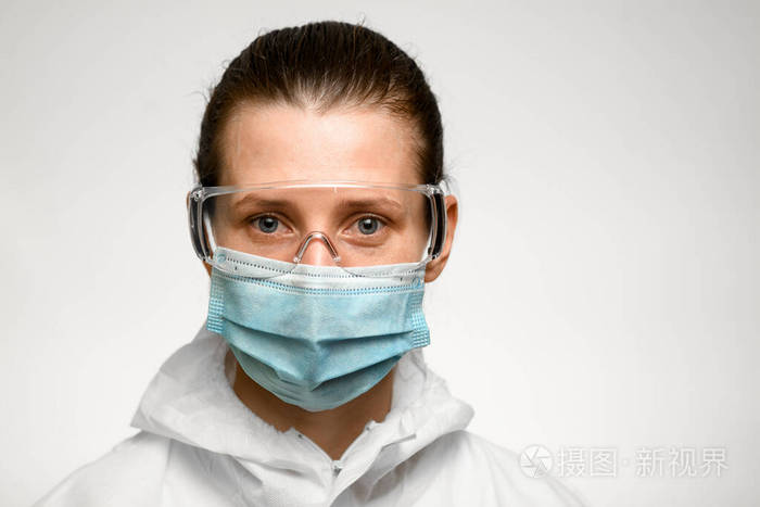 年轻女子戴着医用口罩和护目镜以防流感