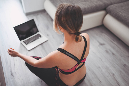 笔记本电脑 瑜伽 女人 计算机 健身 房间 体操 锻炼 体位