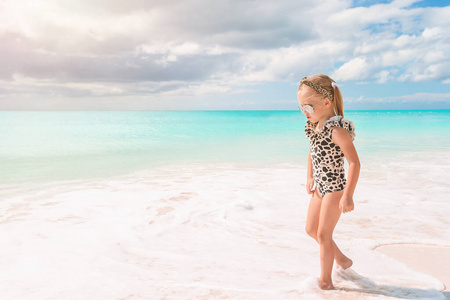 加勒比海度假时海滩上可爱的小女孩