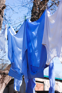 人道主义 天空 旅行 织物 纺织品 晾衣绳 夏天 衣服 衣夹