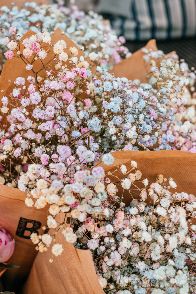 一束美丽的混合了满天星的婴儿气息的花