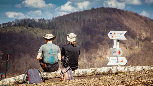 男人 女孩 无忧无虑的 步行 旅行者 风景 极端 太阳 活动