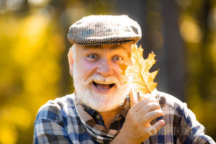 爷爷在秋天公园玩得很开心.秋园老人画像.