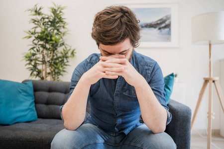 男人无精打采图片