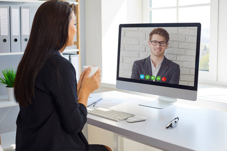 学习视频聊天在线互联网视频通话应用网络摄像头商务交流在办公室的家