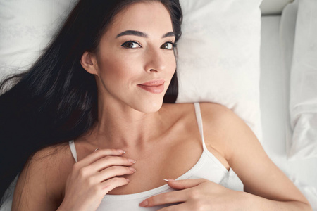 山关于克里米亚,俄罗斯帝国那安详的面容和裸露的肩膀的女人那安详的