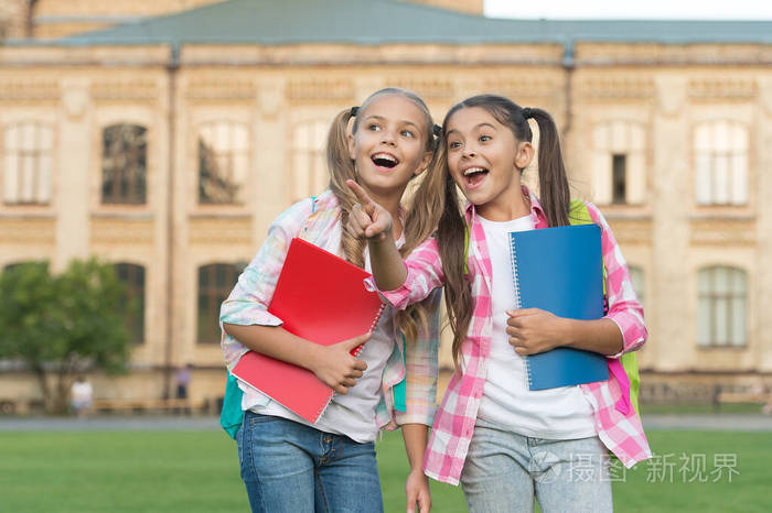 永远最好的朋友快乐的朋友们回到学校校友们在户外微