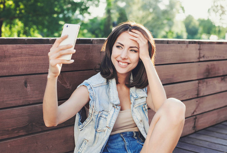 学生 电话 女人 微笑 智能手机 外部 女孩 成人 技术