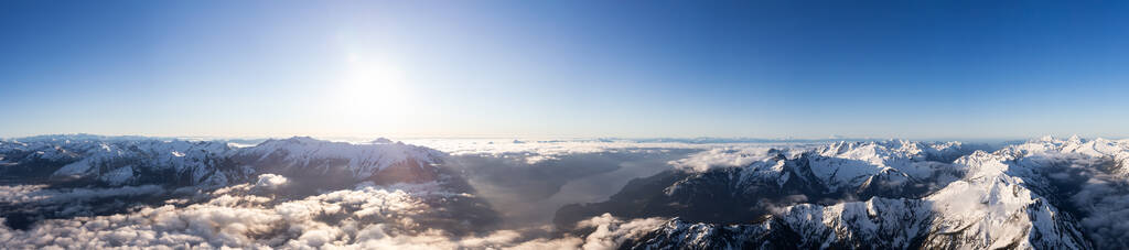 加拿大偏远山区的空中全景