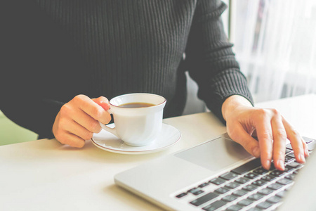 女人 博客 计算机 笔记本电脑 打字 女商人 咖啡 办公室